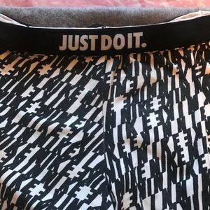 Nike Logo Workout Leggings Size Medium Black/White